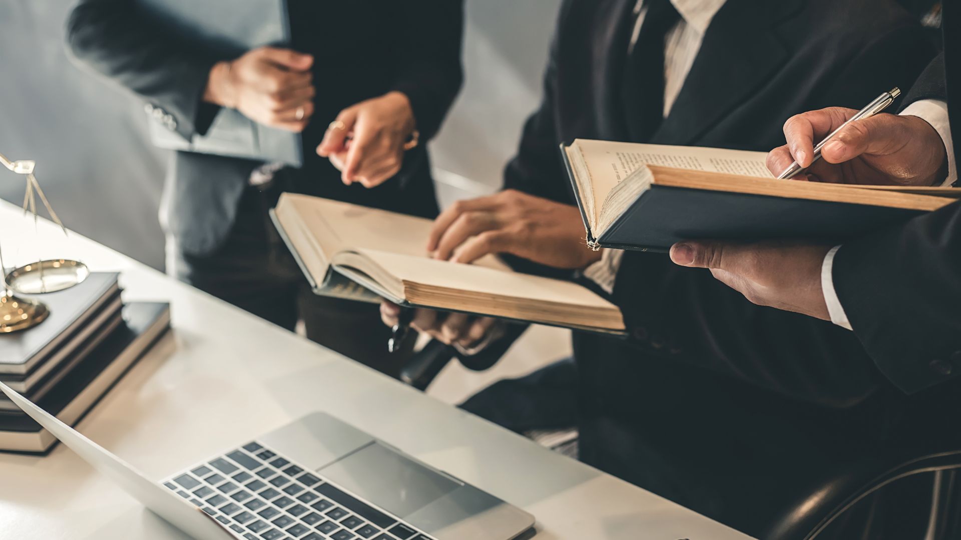 Guía Zurek Abogados : Su hoja de ruta esencial para navegar el mundo de los seguros en Colombia